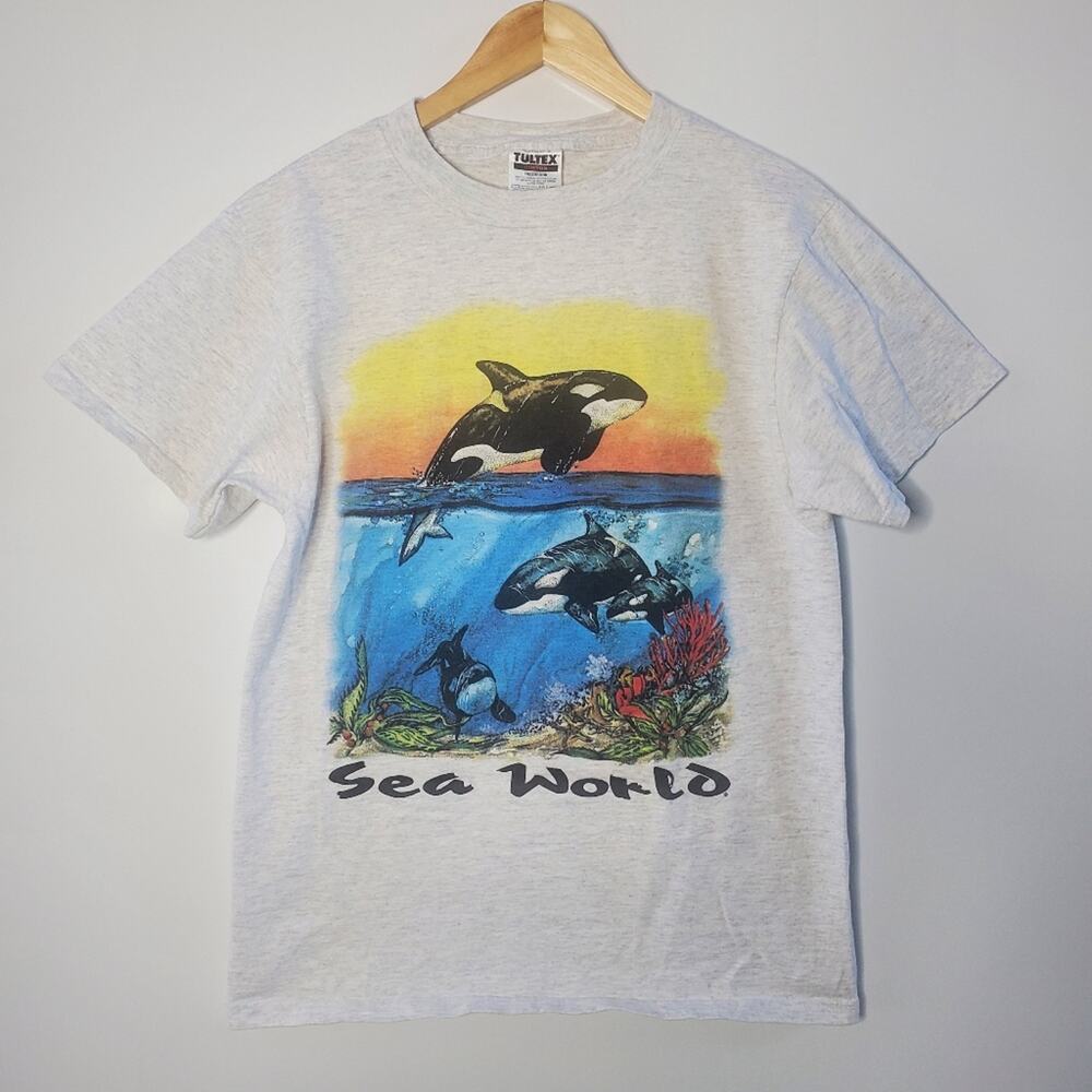 Sea World Graphic Grey tee shirt Size Medium Great Condition